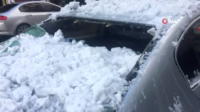 Çatıdan Düşen Kar Kütlesi 2 Otomobili Hurdaya Çevirdi
