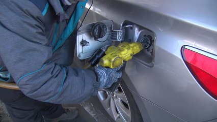 휘발윳값, 32개월 만에 최저치...서울 평균 1,400원대 / YTN