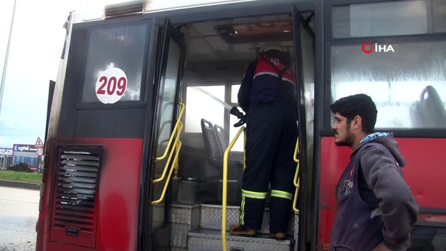Arızalı otobüs tamire götürülürken yandı