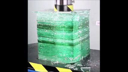 Une presse hydraulique explose une pile de verre et ça va vous faire sursauter