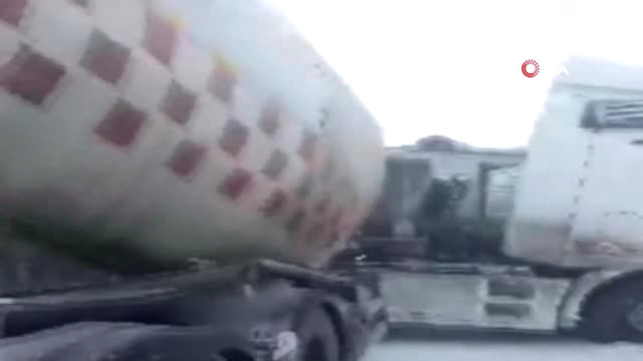 Erzurum'da Buzlanma Zincirleme Kazaya Neden Oldu: 20 Araç Birbirine Girdi: 1 Ölü Çok Sayıda Yaralı...