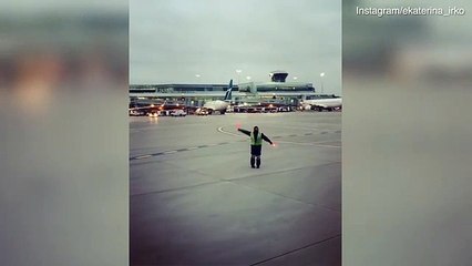 موقف إنساني لعامل بالمطار يقوم برقصات غريبة لإضحاك طفلة تبكي