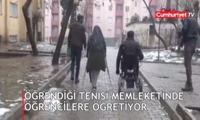 Öğrendiği tenisi, memleketinde öğrencilere öğretiyor