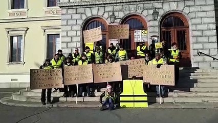 Des Gilets jaunes devant la mairie d'Albertville.