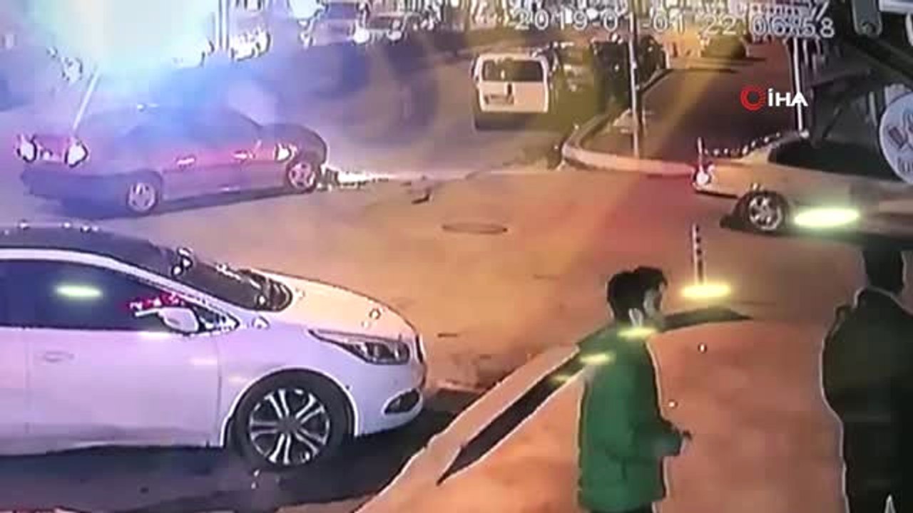 Akyazı'da Caddeye Dönüş Yapmak İsteyen Otomobile Başka Otomobil Çarptı
