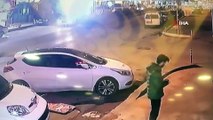 Akyazı'da caddeye dönüş yapmak isteyen otomobile başka otomobil çarptı