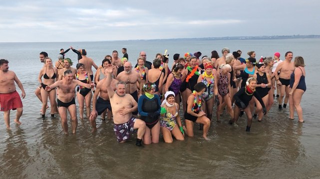 Dans une eau à 9 degrés, le 1er bain de l'année à Plœmeur