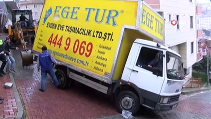 Devrilme tehlikesi yaşayan kamyona Türk usulü kurtarma operasyonu kamerada