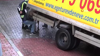 Devrilme Tehlikesi Yaşayan Kamyona Türk Usulü Kurtarma Operasyonu Kamerada