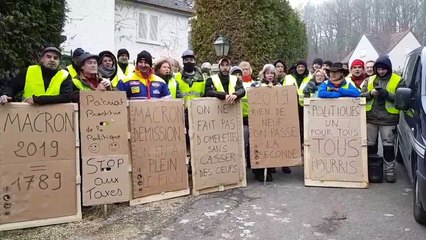 Gilets jaunes devant la maison de François Patriat