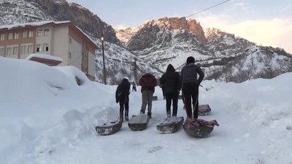 Köyde Çocukların Su Bidonuyla Kayak Keyfi