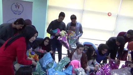 Üniversiteli Öğrenciler Köy Okulundaki Çocukları Oyuncakla Buluşturdu