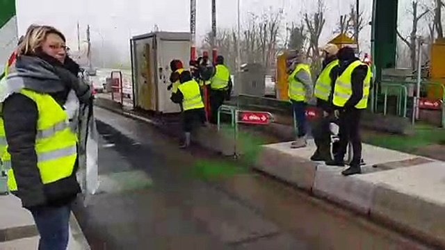 Gilets jaunes au péage de Pouilly-en-Auxois