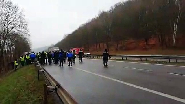 A320: les gilets jaunes délogés de l'autoroute par les gendarmes