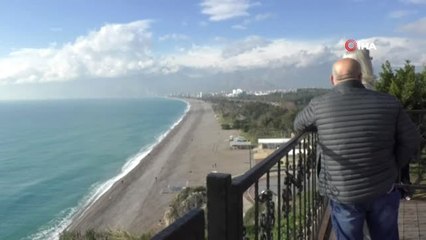 Antalya'nın Bir Ucunda Karla Mücadele, Diğer Ucunda Deniz Keyfi