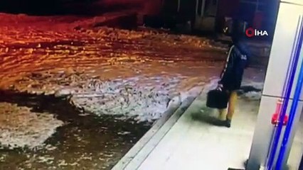 Buz tutan merdivenden böyle düştü