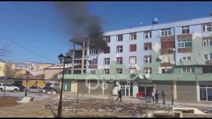 Descargar video: Ora News - Merr flakë një apartament në Kukës, dyshohet për shpërthim të bombulës së gazit