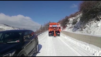 Dëbora në Kukës/ Vështirësohet qarkullimi i automjeteve në Zapod-Shishtavec