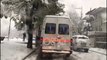 Ora News - Korçë, ambulanca pa zinxhirë mbetet në mes të rrugës