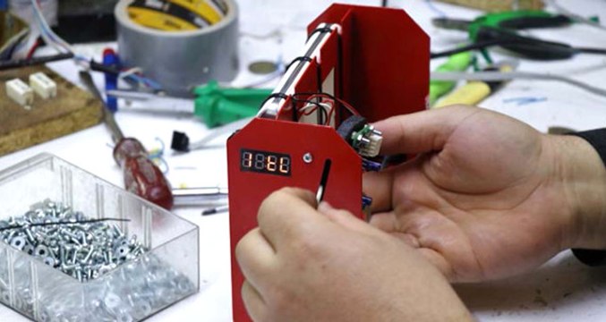 Genç Girişimcilerin Yaptığı Ticari Masaüstü Cep Telefonu Şarjına Almanya ve Amerika'dan Talep Yağıyor