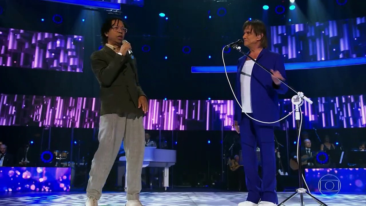 Roberto Carlos canta a música Pétala com Djavan