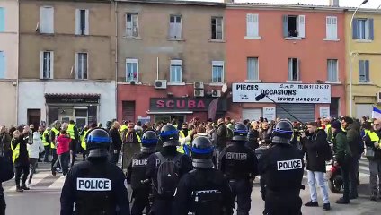 Gilets jaunes : des manifestants se trouvent devant le siège du journal La Provence à Marseille