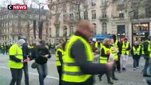 «Gilets jaunes» : plusieurs centaines de manifestants sur les Champs-Élysées