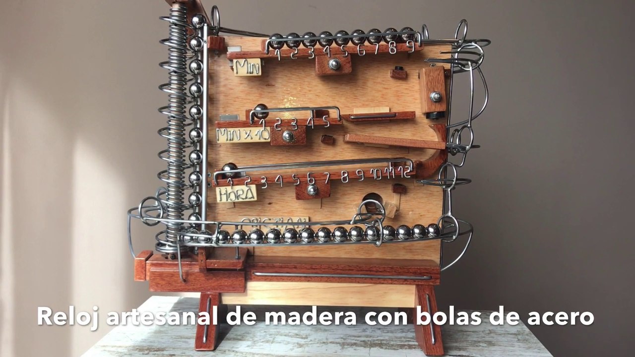 Reloj de madera on bolas de acero nr 1 - Wooden clock on steel balls