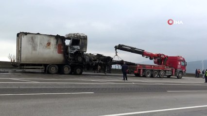 Seyir halindeyken alev alan tır küle döndü