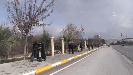 Arkadaşlarını Anmak İçin Kaza Yerine Karanfil Bıraktılar