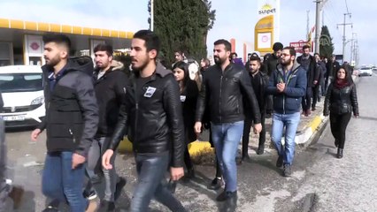 Arkadaşlarını anmak için kaza yerine karanfil bıraktılar - ADIYAMAN