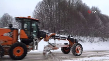 Domaniç'te kar yağışı sürücülere zor anlar yaşattı