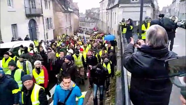 Les gilets jaunes défilent dans les rues de Besançon