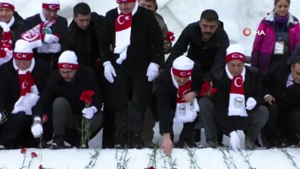 Bakan Kasapoğlu, Türkiye’nin en büyük kardan şehit heykellerini açtı