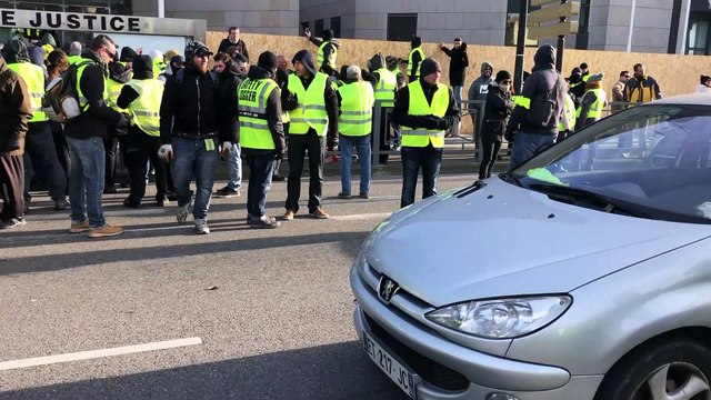 Avignon : les gilets jaunes manifestent devant le Palais de justice