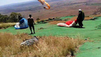 Parapentiste vs Tourbillon de poussière (Australie)