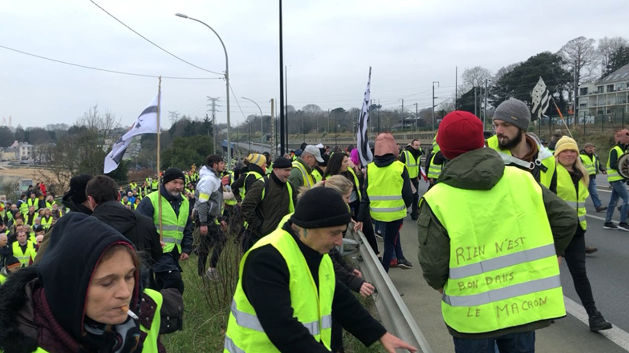 Les Gilets jaunes occupent la Nationale,  proche du pont de Iroise