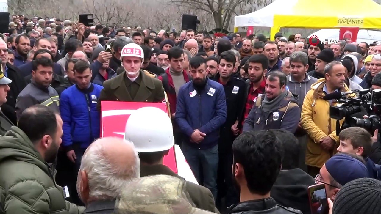 Şehidin ninesi, torununun tabutunu bırakmayan kediyi severek hasret giderdi