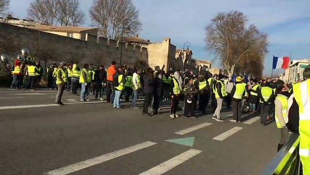 Une centaine de gilets jaunes mobilisés devant le palais de justice d'Avignon en soutien à l'un des leurs, Abdel Zahiri, placé en garde à vue