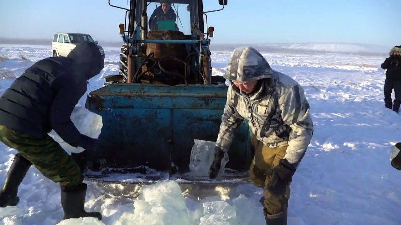 Eisklötze zum Trinken in Sibirien