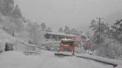 Report Tv - Dëbora dhe ngricat, nga veriu në jug, ja zonat e bllokuara