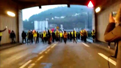 Les gilets jaunes défilent dans le tunnel sous la citadelle de Besançon