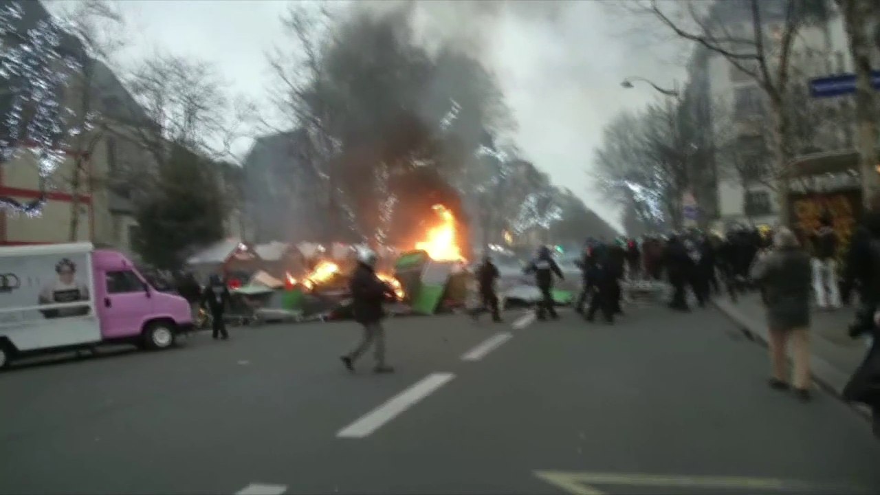Sur le boulevard Saint-Germain, des manifestants tentent de mettre en place une barricade