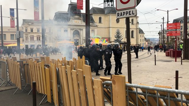 Affrontements place de la République au Mans