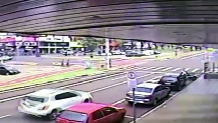 Câmera de segurança flagra colisão na Av. Brasil