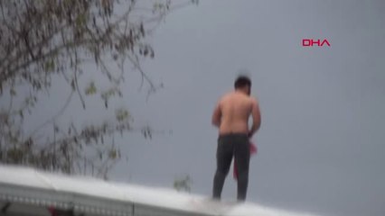 Kahramanmaraş Üst Geçitte Bıçakla Kendini Yaralayan Arkadaşını Üzerine Atlayarak Durdurdu