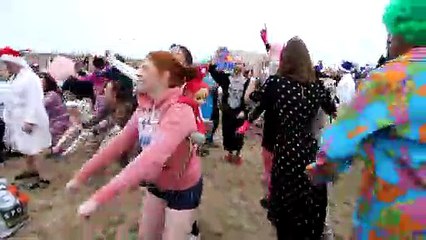 Belçika'da binlerce kişi 'buz' gibi suya girdi - OSTENDE