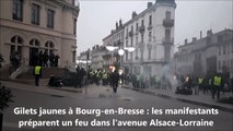 Gilets jaunes à Bourg-en-Bresse : les manifestants préparent un feu dans l'avenue Alsace-Lorraine