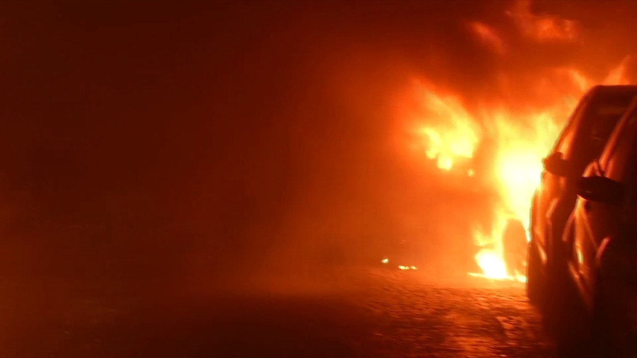 À Paris, une voiture incendiées dans une rue adjacente aux Champs-Elysées