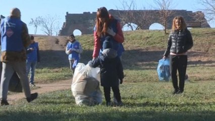 Los chalecos azules de "Recupera Roma" luchan contra degradación de la ciudad